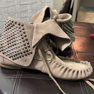 STEVE MADDEN Studded Tan Ankle Moccasins